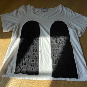 T-shirt white with 2 bands in front with black ruffles